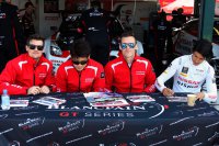 Handtekeningensessie van de RJN Nissan piloten