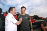 Zak Brown feliciteert Stoffel Vandoorne