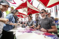 Fernando Alonso & Stoffel Vandoorne tijdens signeersessie