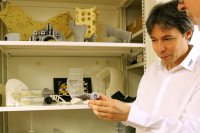 Alastair Moffitt toont een model uit de TMG 3D-printers