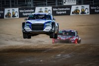 Enzo Ide jumpt naar de zege in eerste heat