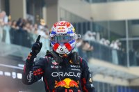 Max Verstappen stormt naar pole