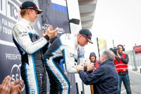 Jean Todt feliciteert winnaar Thed Björk