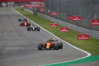 Stoffel Vandoorne met achter zich Valtteri Bottas, Kimi Räikkönen en Lewis Hamilton