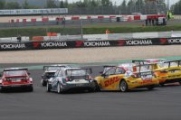 Tom Coronel's Chevy loopt schade op bij de start