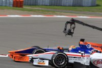 Robin Frijns (Hilmer Motorsport) in strijd met Stefano Coletti (Rapax)