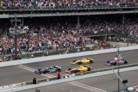 Tony Kanaan wint de Indy 500 onder geel