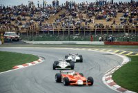 Bruno Giacomelli (Alfa Romeo) voor Carlos Reutemann (Williams) en Nelson Piquet (Brabham) tijdens de GP van Oostenrijk 1980