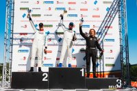 Wim & Tim Kuijl samen op het podium, geflankeerd door Luc Moortgat
