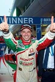 Een dolgelukkige Tiago Monteiro