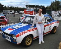 Yvette Fontaine bij de replica van haar Escort 1969