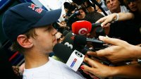 Sebastian Vettel moet de pers te woord staan
