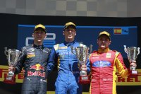 Podium race 2, vlnr Pierre Gasly, Alex Lynn en Jordan King
