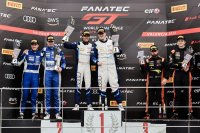 Het podium in Gold, met de zege voor Gilles Magnus en Finlay Hutchison (Comtoyou)