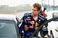 Vettel wil zelf naar de paddock rijden en vertrekt met piepende banden...