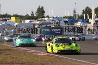 Estre (Manthey Porsche #911) voor Picariello (Falken Porsche #33) bij de herstart