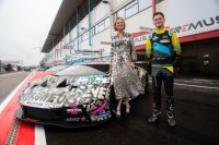 Delphine van Saksen-Coburg & Esteban Muth bij de Art Car