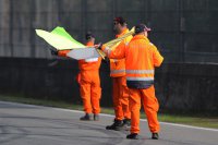 Marchals leiden de wagens af naar de pitlane