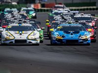 De Van der Horst Lamborghini (rechts) start van op de eerste startlijn