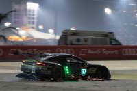 Aston Martin #97 verloor een wiel maar kon terugkeren naar de pits