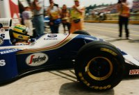 Ayrton Senna die voor de laatste maal richting de grid vertrekt