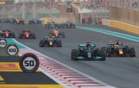 Verstappen tracht Hamilton in te halen in bocht 6