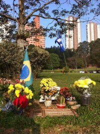 Senna's graf in Sao Paulo: nog lang niet vergeten...