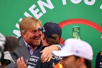 Koning Willem-Alexander feliciteert Max Verstappen