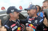 Sainz krijgt felicitaties van Peterhansel
