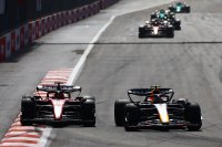 Sergio Pérez vliegt voorbij Charles Leclerc