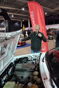 De huidige eigenaar Leon Plaire bij zijn Alfa Romeo GTV6