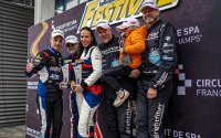 De Backer links op het podium