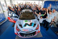 Thierry Neuville en Nicolas Gilsoul vieren hun bronzen medaille met het team