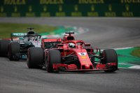 Sebastian Vettel voor Lewis Hamilton