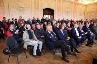 De voorstelling kon op een grote opkomst rekenen, vooraan herkennen we François Cornelis (RACB) en Stéphane Ratel (SRO)