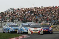 Matt Neal (Honda) en Jason Plato (Chevrolet) in Brands Hatch