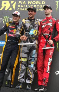 Een podium met Marklund, Hansen en Grönholm dat niadien volledig zal worden hertekend