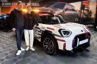 Gabriel Goffoy en Fanny De Leenheer bij de nieuwe safety car van Circuit Zolder