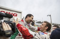 Winnaar Mehdi Bennani valt in de armen van teamgenoot CHilton