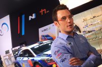 Thierry Neuville op de stand van Hyundai in Brussel