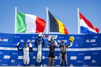Nicola Baldan en Tom Coronel flankeren winnaar Kobe Pauwels