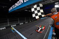 Lucas di Grassi als eerste over de lijn, maar achteraf teruggezet