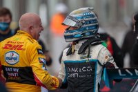 Tom Coronel feliciteert winnaar Santiago Urrutia