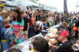 24H Zolder: De handtekeningsessie in beeld gebracht