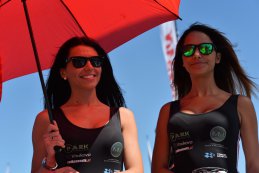 Gridgirls met paraplu