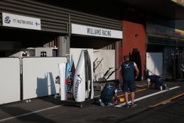 Williams F1 brengt markeringen aan voor de box van Valtteri Bottas