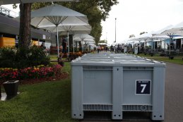 De containers arriveren in de paddock van Melbourne