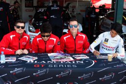 Handtekeningensessie van de RJN Nissan piloten