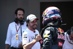 Fernando Alonso feliciteert Max Verstappen na diens  eerste  zege Spanje 2016