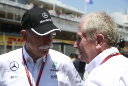 Dieter Zetsche Baas Mercedes samen met Helmut Marko tijdens de Spaanse GP 2016
